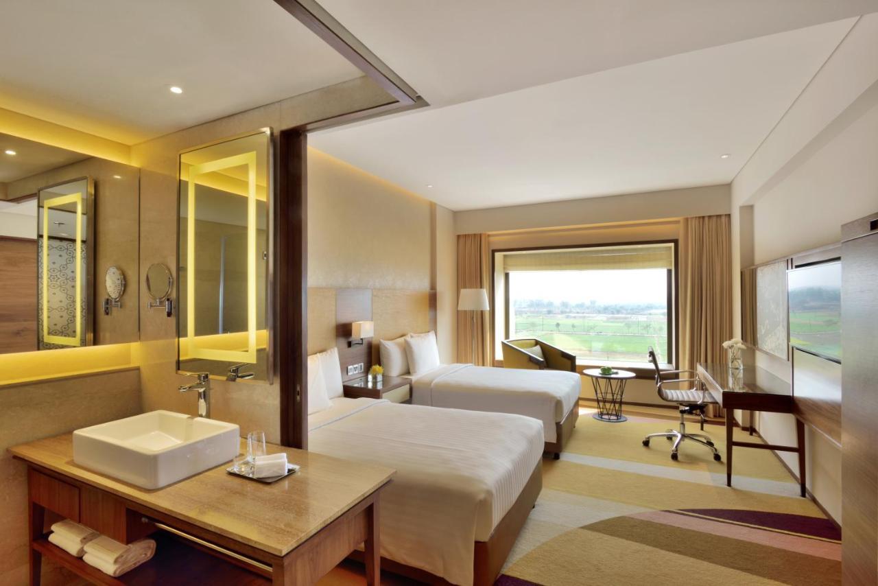 Courtyard By Marriott Raipur Hotel Exterior photo