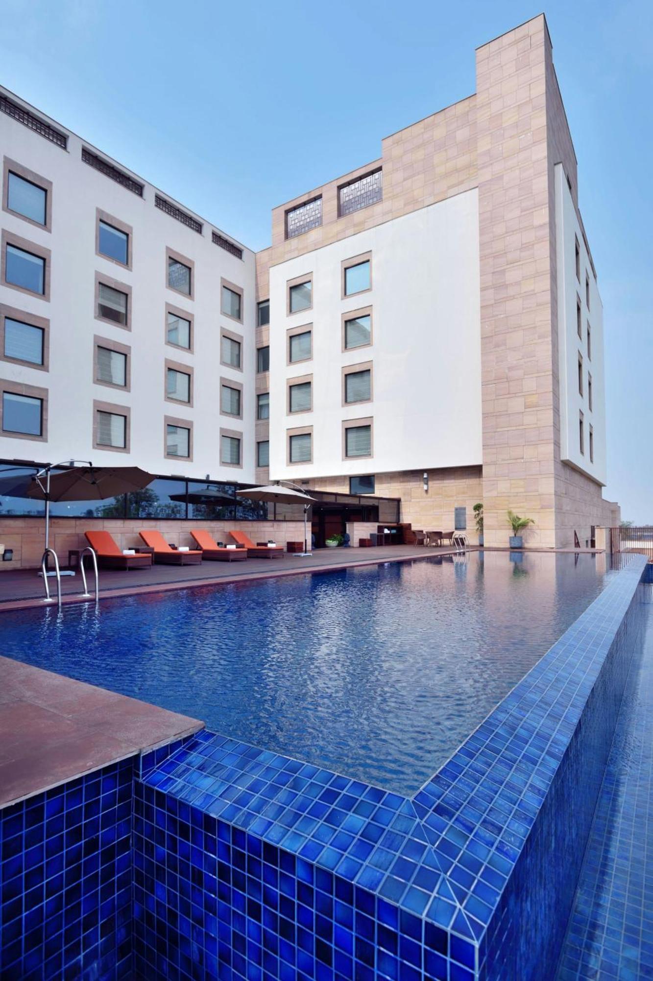 Courtyard By Marriott Raipur Hotel Exterior photo