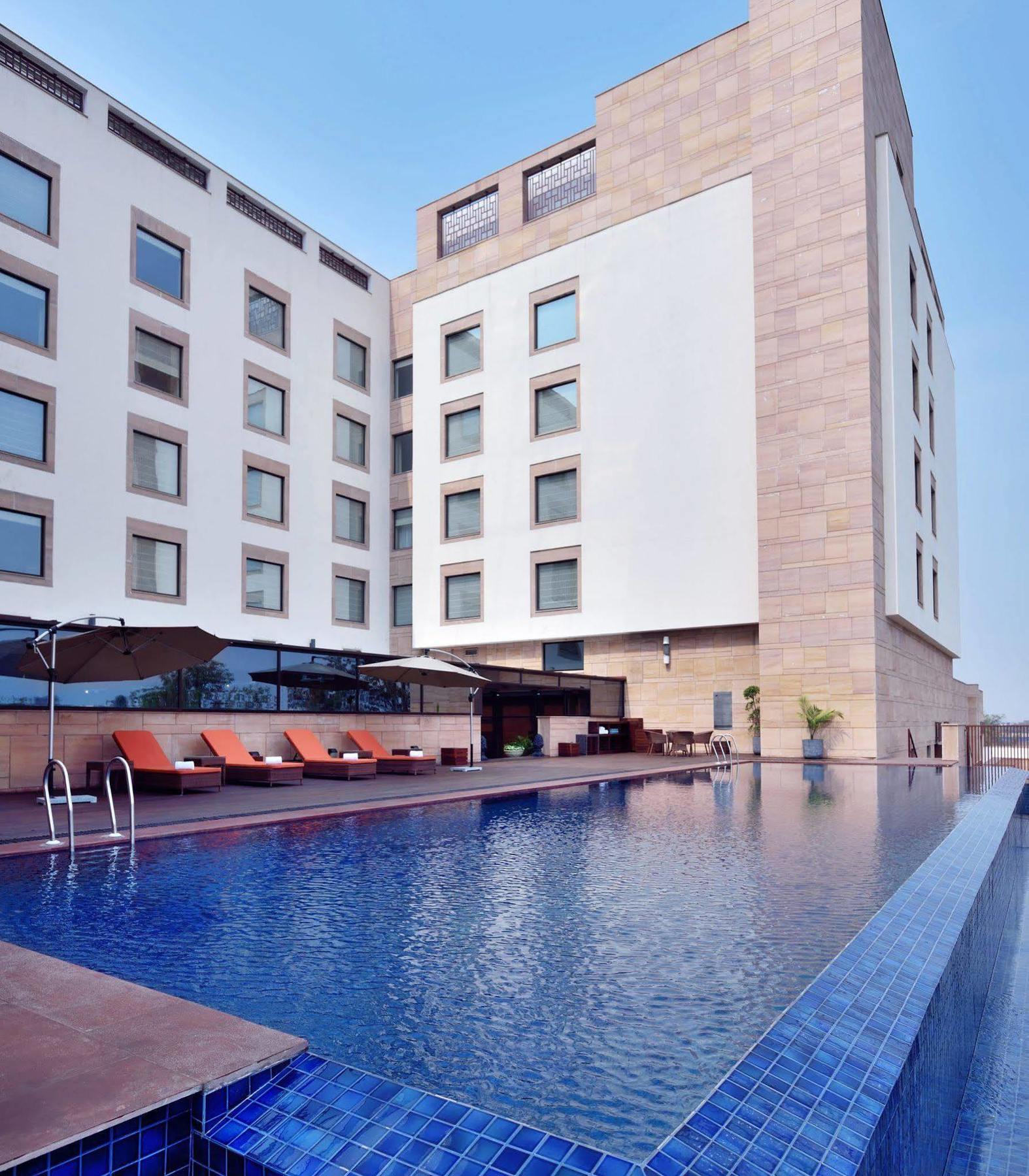 Courtyard By Marriott Raipur Hotel Exterior photo